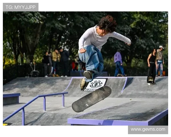 重庆滑板队在滑板精英赛中的灵活性表现与战术分析