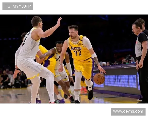 2021年湖人与爵士的激烈对决回顾与精彩瞬间分析 2021年湖人与爵士的激烈对决回顾与精彩瞬间分析